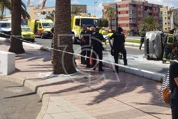 Aparatoso vuelco lateral de un vehículo en la Avenida del Cabildo de Telde/TA.